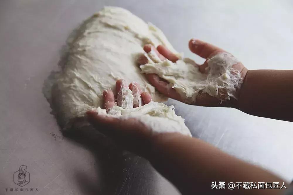 面团粘手了怎么补救,做吐司面团粘手是什么原因