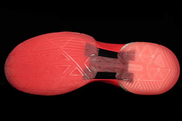 穿上就不想再脱的Q弹，阿迪达斯羽毛球鞋评测