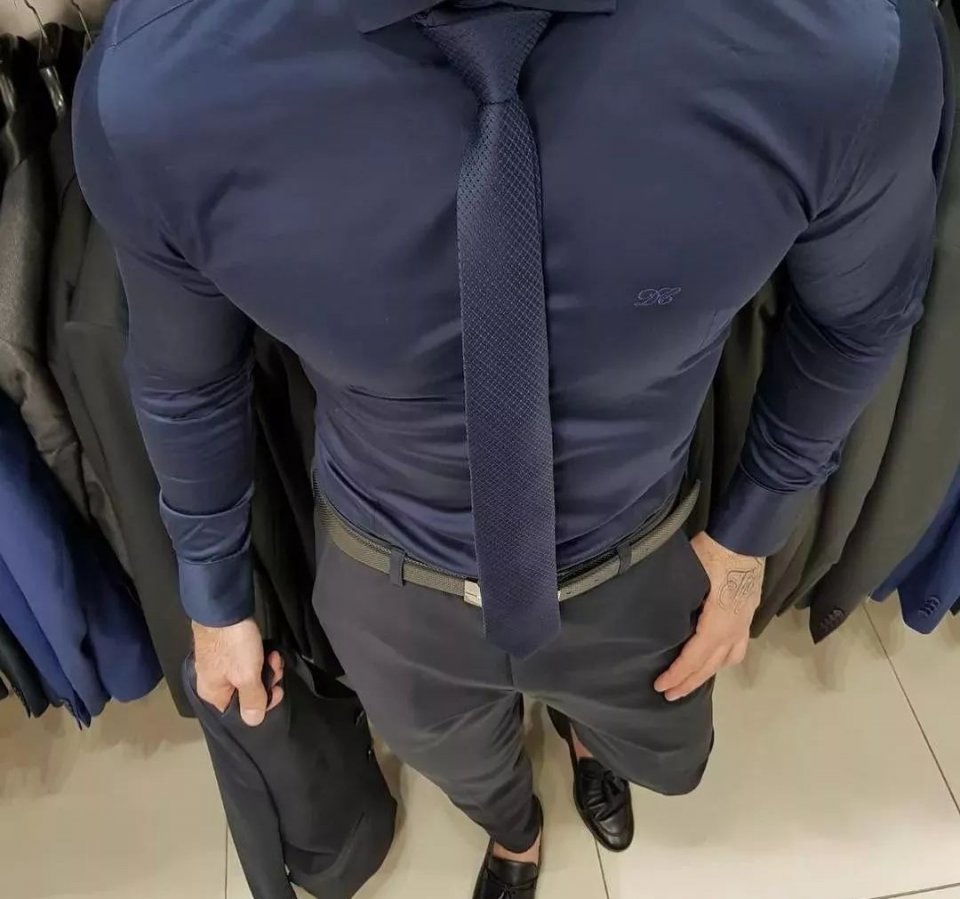 男人胸肌胀起来,男人胸肌撑起西装