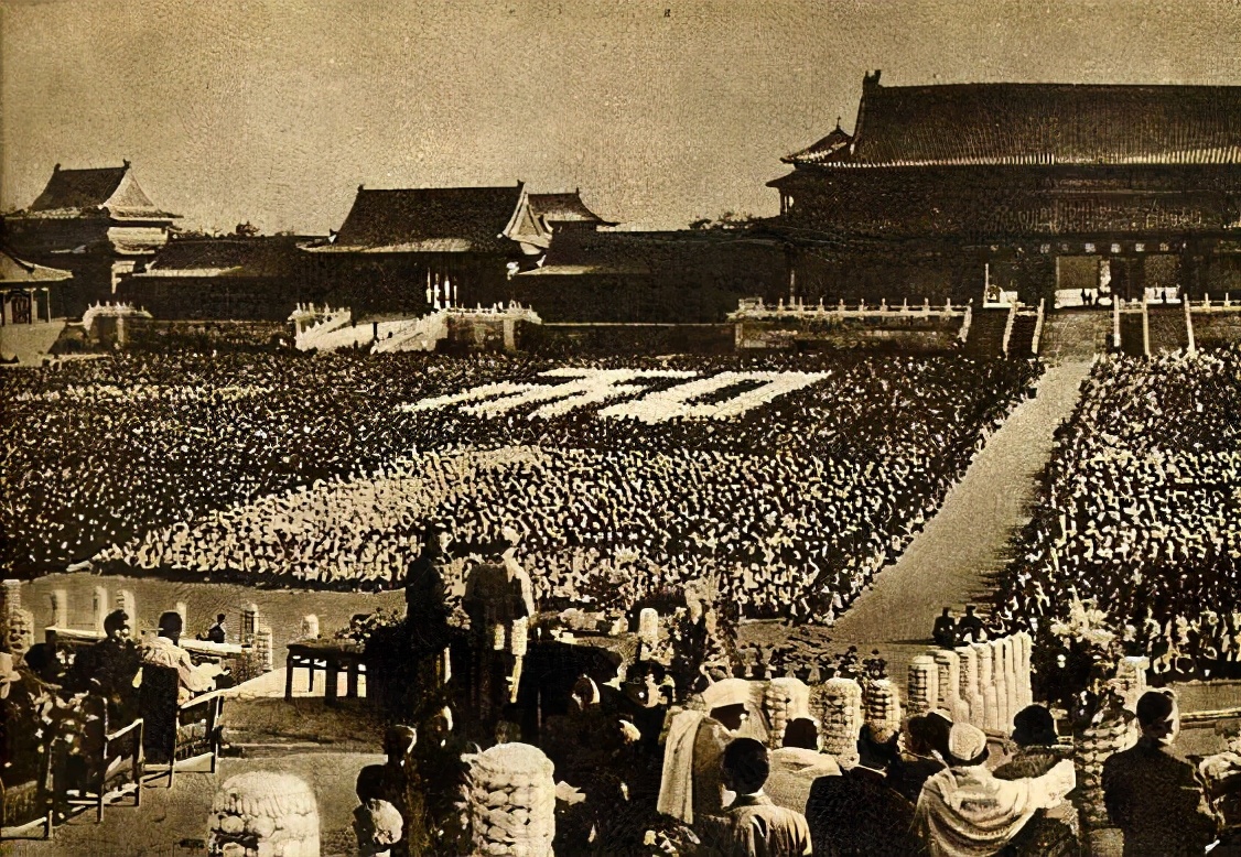 古今明捧着周恩来的骨灰，走过长安街，如今的他过得怎么样了？