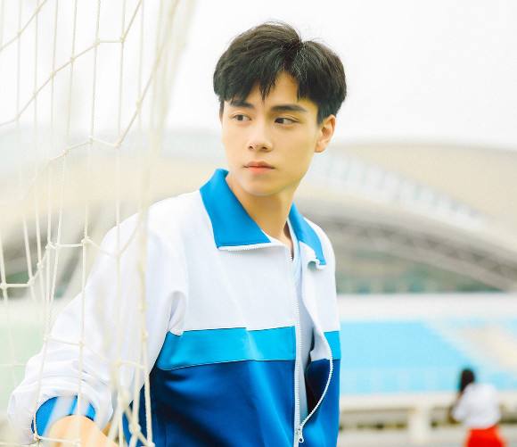 初中男生认为很帅的动作,初中男生很帅的行为