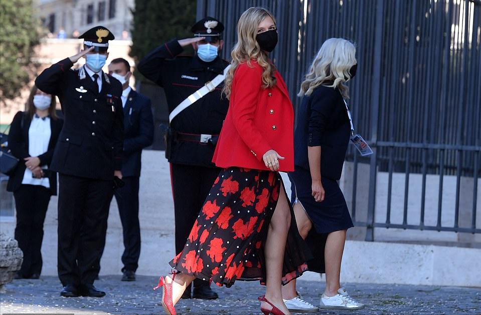 英国第一夫人成G20时尚黑马！穿500块的Zara上衣，印花裙是租来的