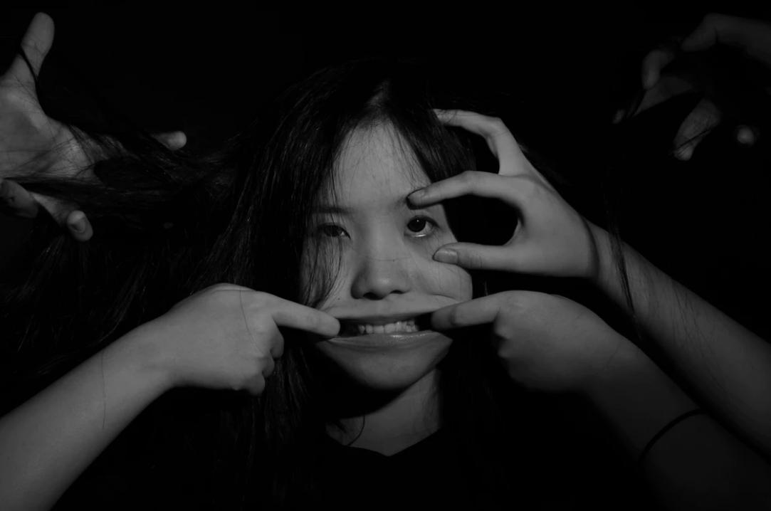 搞笑的人为什么自己容易得抑郁症 (平时很幽默风趣的人会得抑郁症吗)