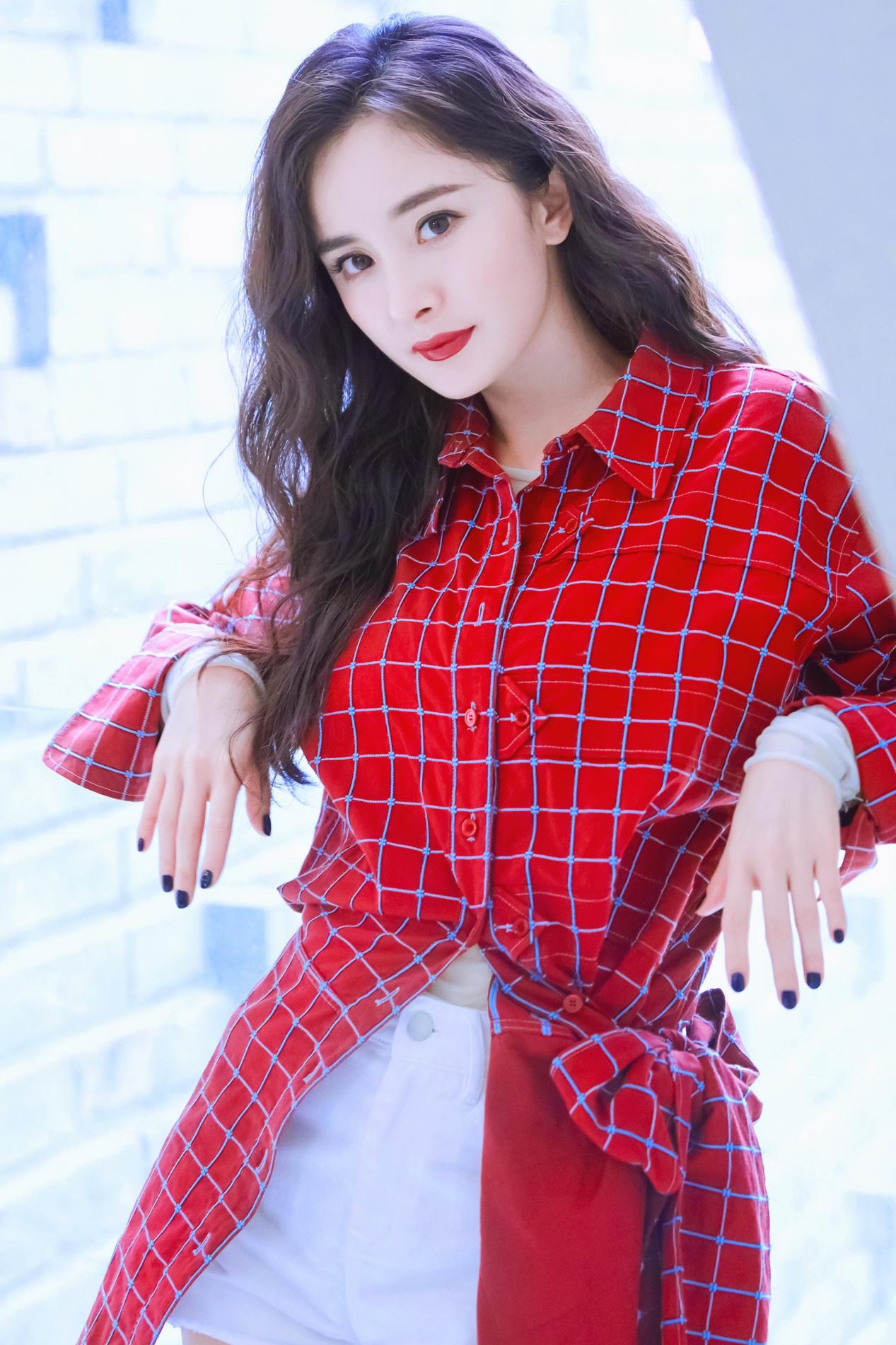 脸偏黄显老该怎么挽救,皮肤偏黑黄穿什么颜色显白