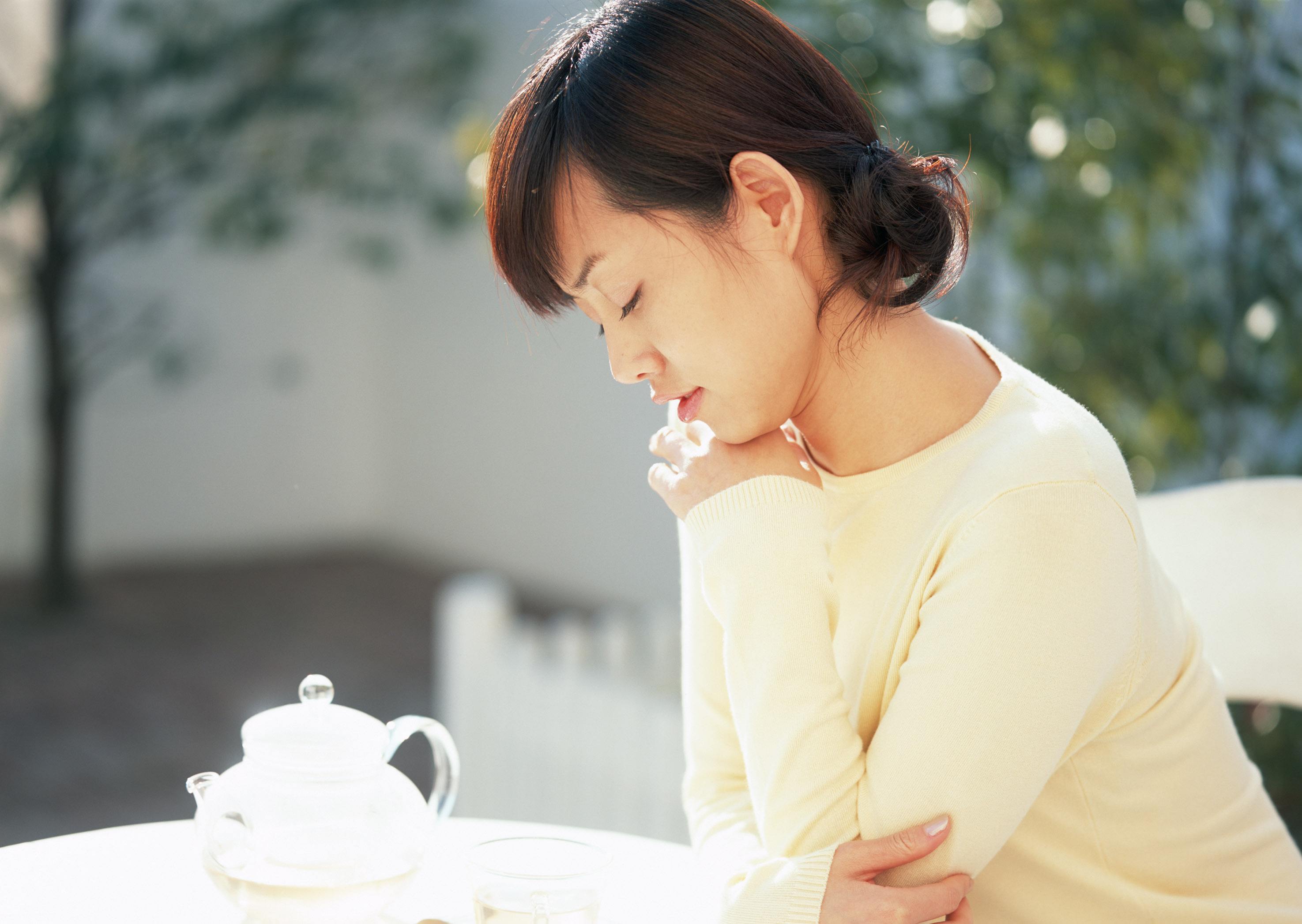 8岁来月经需要干预吗,8岁例假