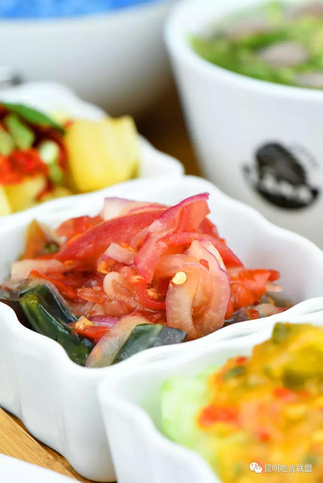 昆明2环边巷子里的小店，1杯咖啡+1份简餐，感觉我又去到了泰国