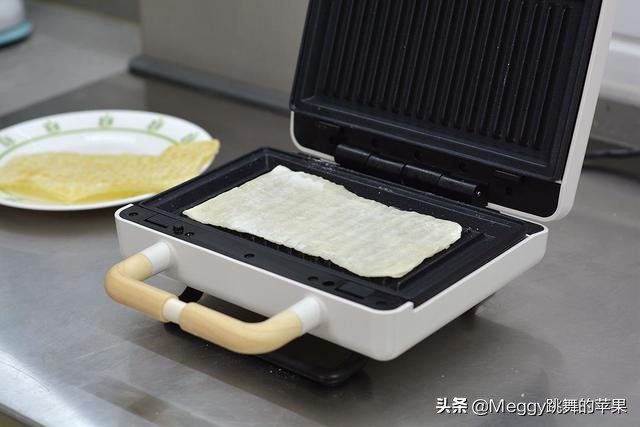 1块面擀一擀，空心烙饼鼓囊囊，夹上烤肉真叫香，国庆假期就吃它