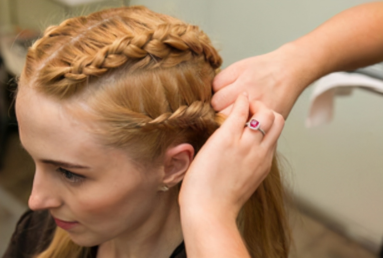 古装剧都喜欢清汤挂面头了?我们似乎忘了什么叫“精致”