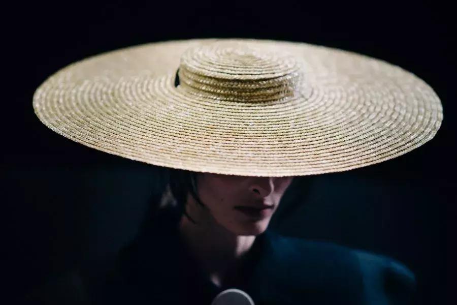 从全世界最会戴帽子的女人身上,学习一点「帽子戏法」