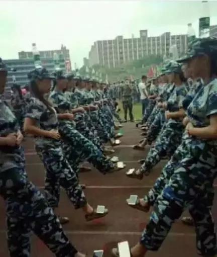 军训教官踢打学员,军训教官踢学生视频