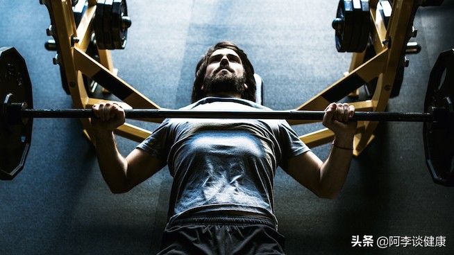 卧推力量上不去？药球仰卧胸推爆发力训练：帮你快速进阶提升力量