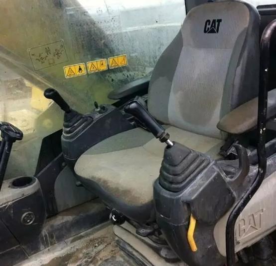 如何鉴别二手卡特挖掘机,二手卡特320d挖掘机多少钱一台