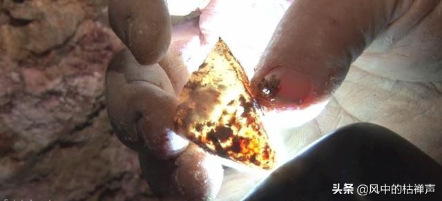 女子爬山时捡回一块石头，随后把这座山买了下来，让人十分不解