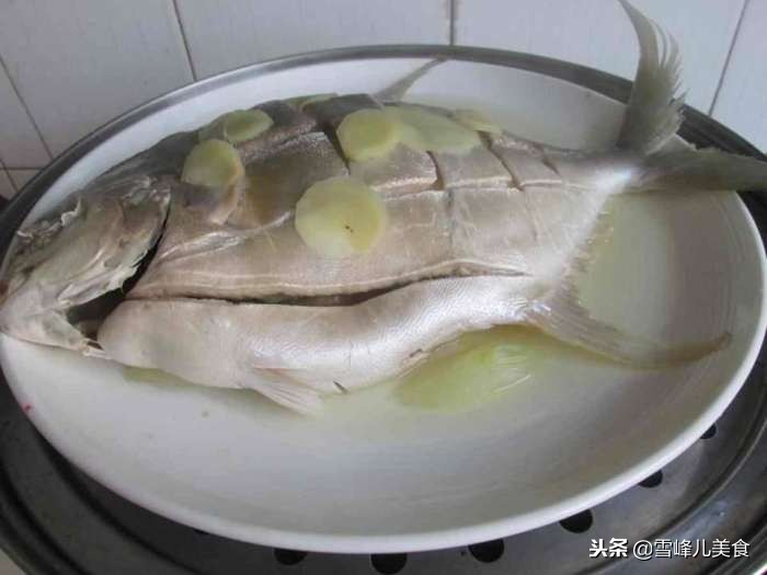 鱼不煎不炸怎么红烧好吃,怎么煎炖熟的鱼不碎不粘皮