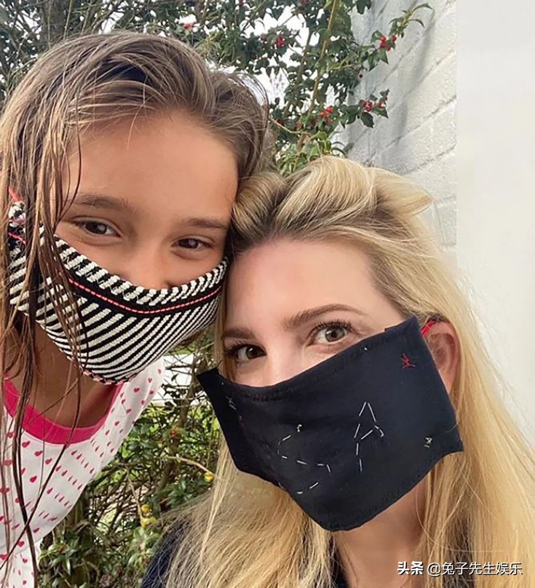 伊万卡带娃罕见亮相10岁女儿晒黑,伊万卡与女儿穿亲子装