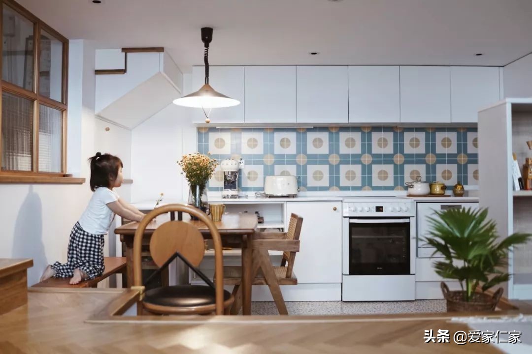 她买下32㎡上海老旧学区房，为女儿打造小桃园，还有超舒适大庭院