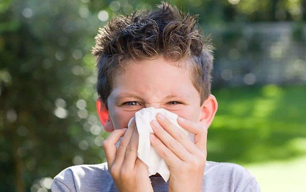 宝宝打喷嚏就流鼻涕是怎么回事,宝宝打喷嚏流鼻涕是不是鼻炎