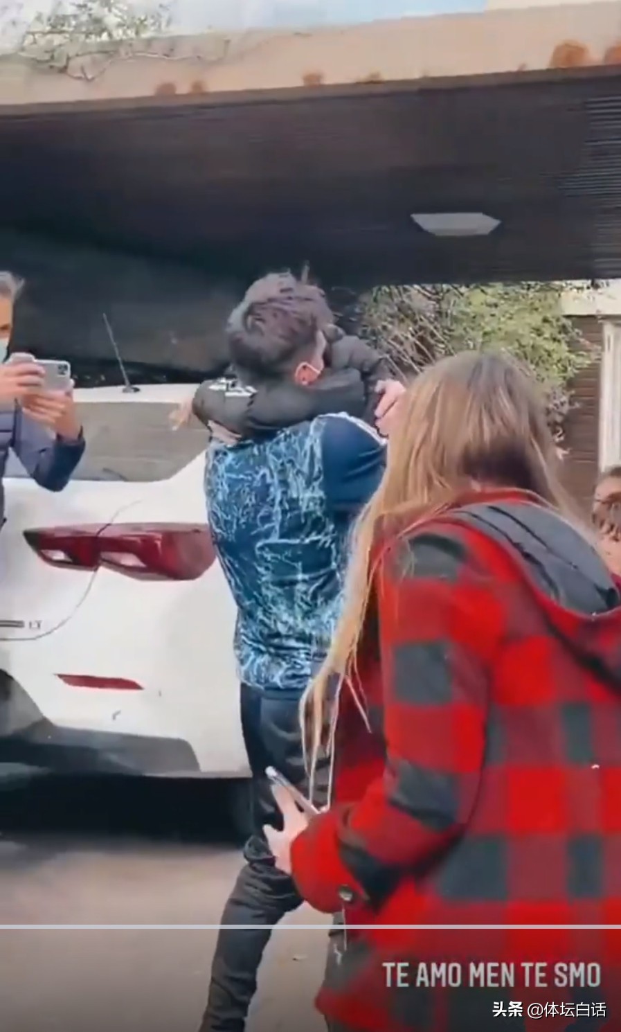 梅西亲吻大力神杯全场沸腾,梅西三个儿子帮梅西颁进金球奖