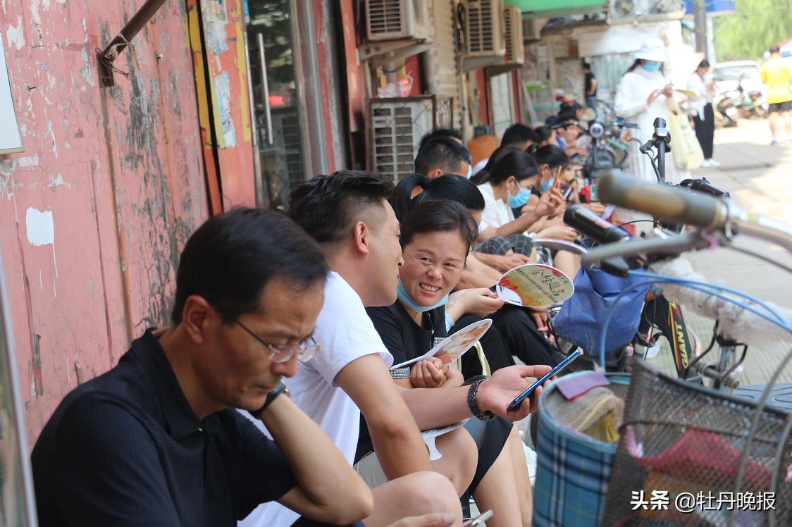 高考第一天考场外守候,高考首日直击考场内外暖心瞬间