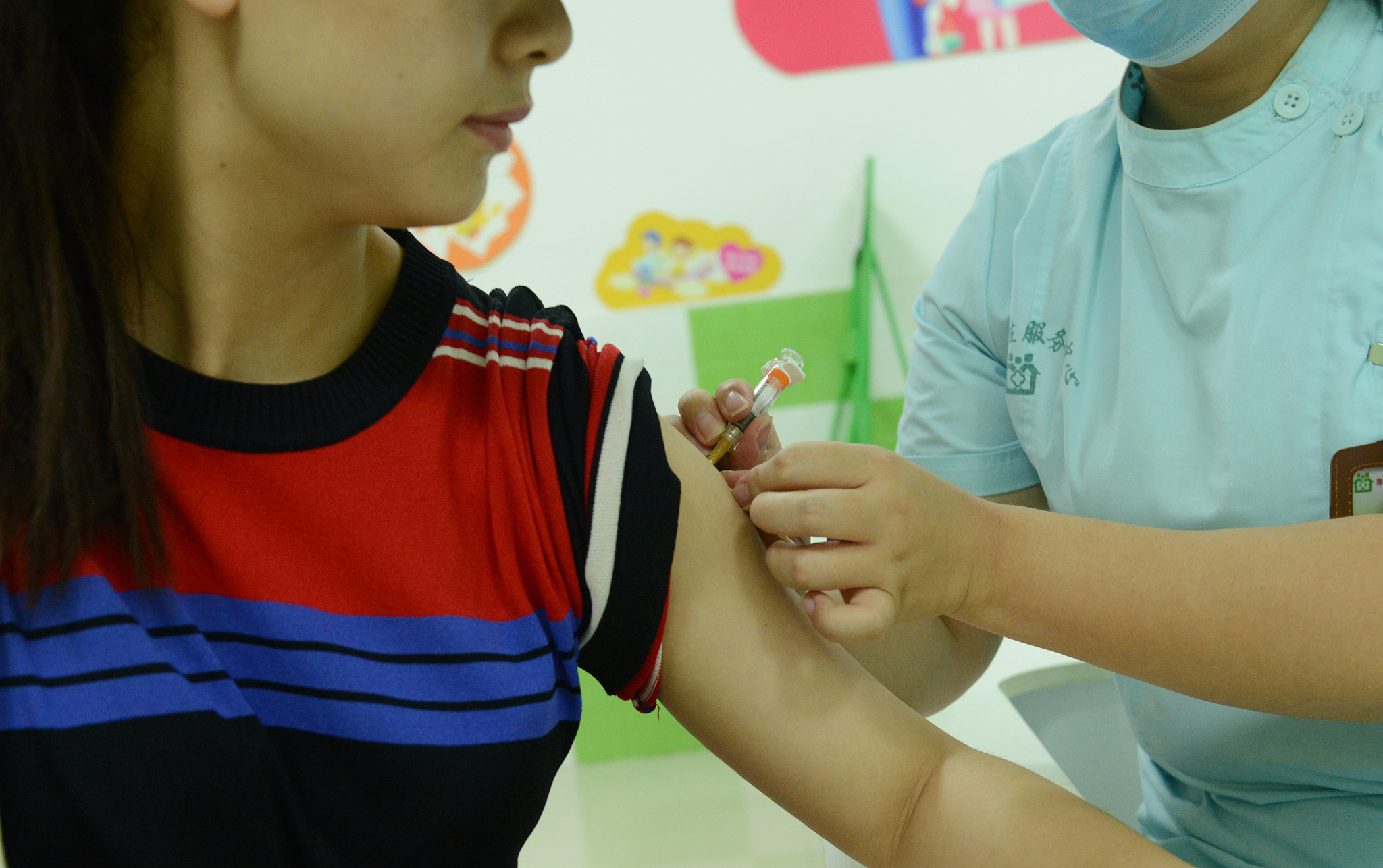 疯抢九价疫苗：黄牛加价2000代购，代理商一年狂赚33亿