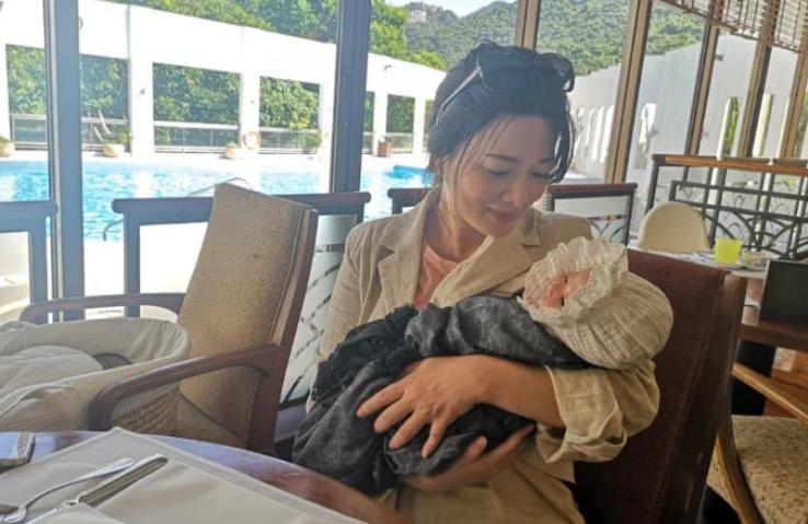 陈少霞晒与老公度假照,陈少霞抱女儿照片