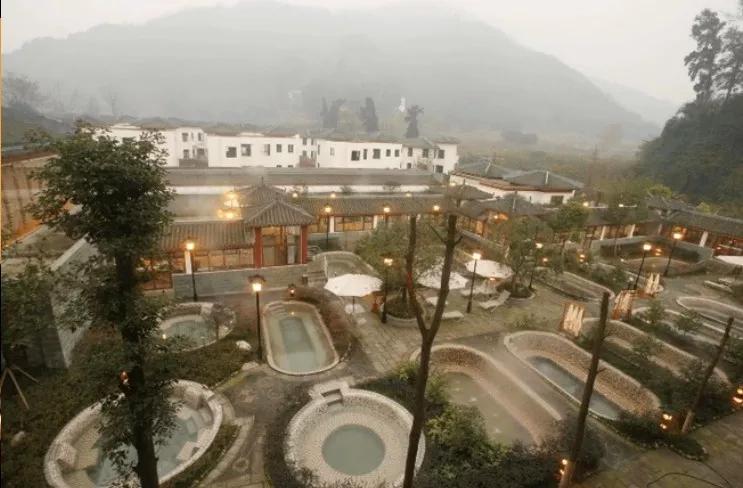 又降温最低2°C！会耍的成都人都去泡温泉了，不到百元畅玩一整天