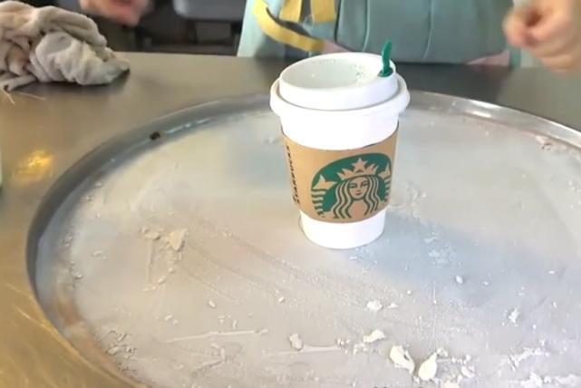 小姐姐用星巴克咖啡“炒菜”，一份接近40元，网友：贵的是咖啡