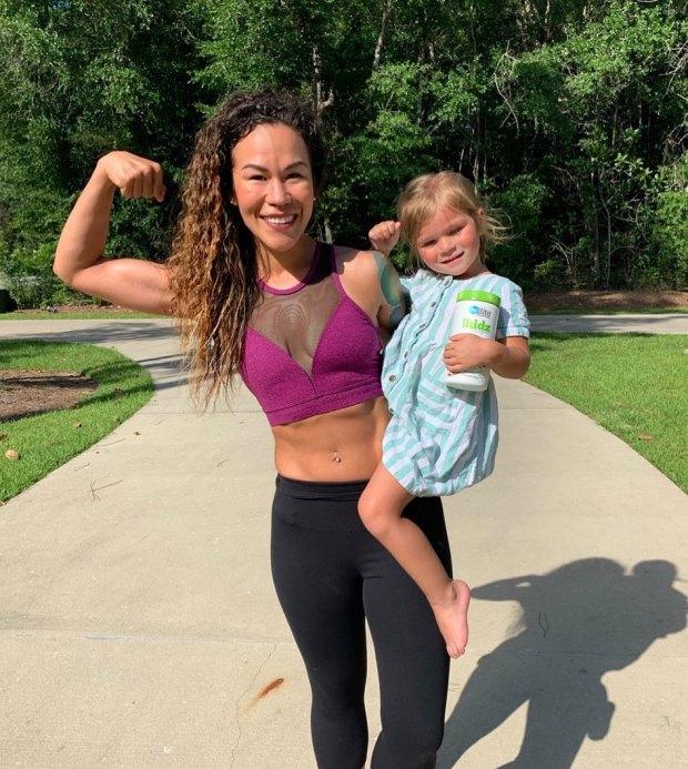 美国“坏妈妈”纹身穿刺有腹肌,网友评头论足,妈妈漂亮回应