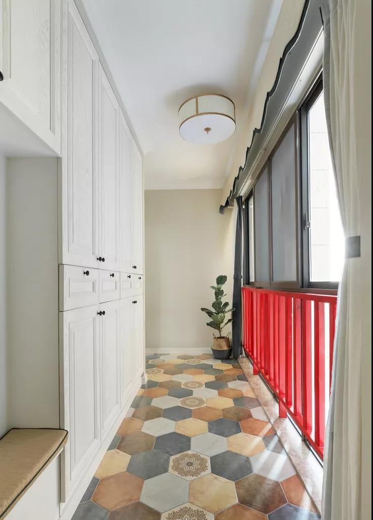 阳台贴什么样的瓷砖好看,没想到瓷砖上面铺地板也这么好看