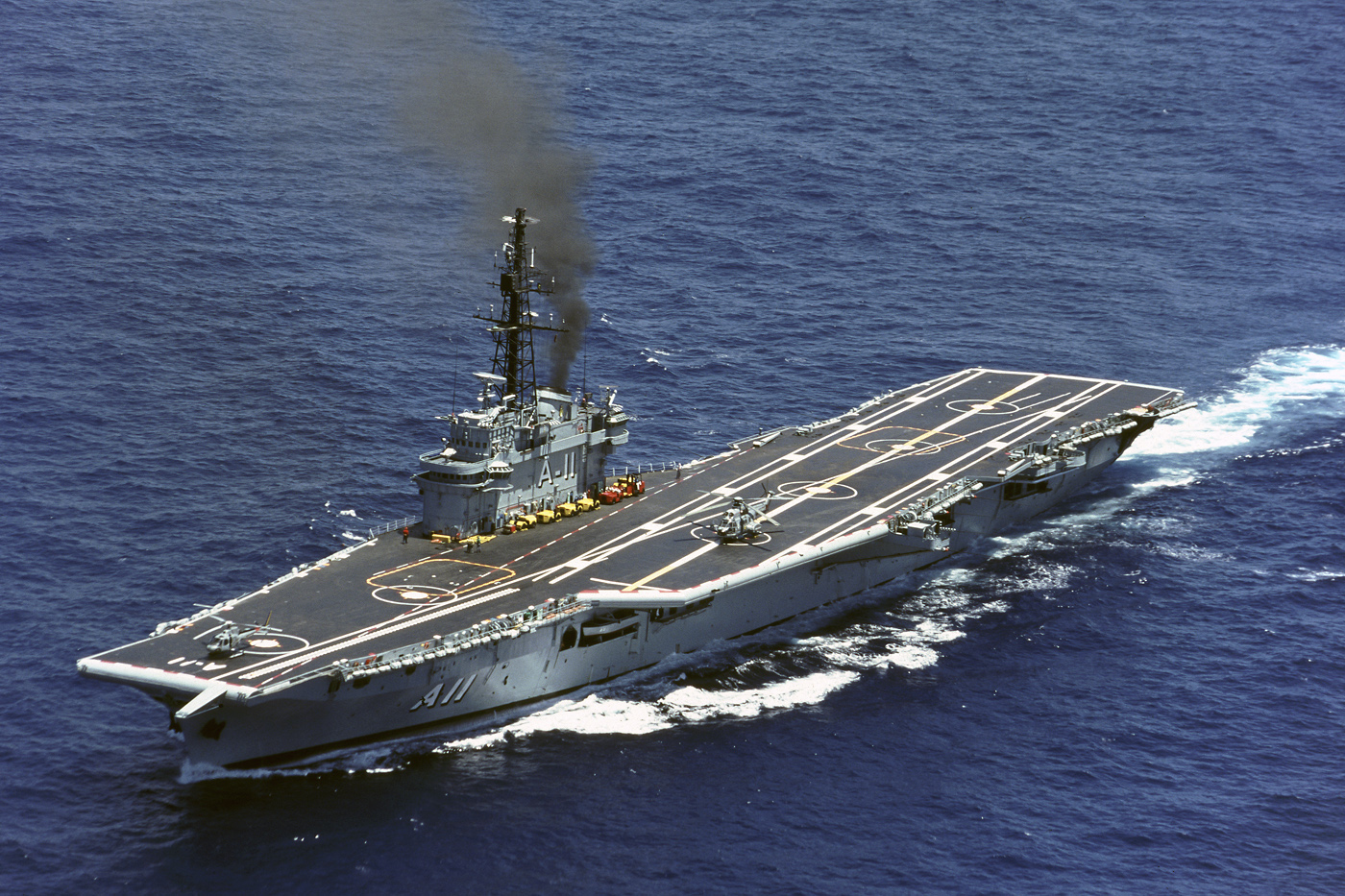 中国弹射型航母有几艘,航母带四艘两栖攻击舰