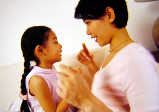 艺术家的“裸体行为艺术”表演，引一观众不满：对于孩子是场灾难