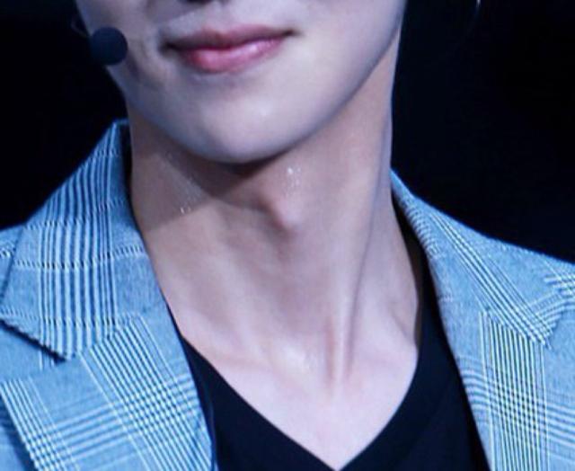 男生喉结看不出来怎么回事,关于男生喉结不能摸的小视频