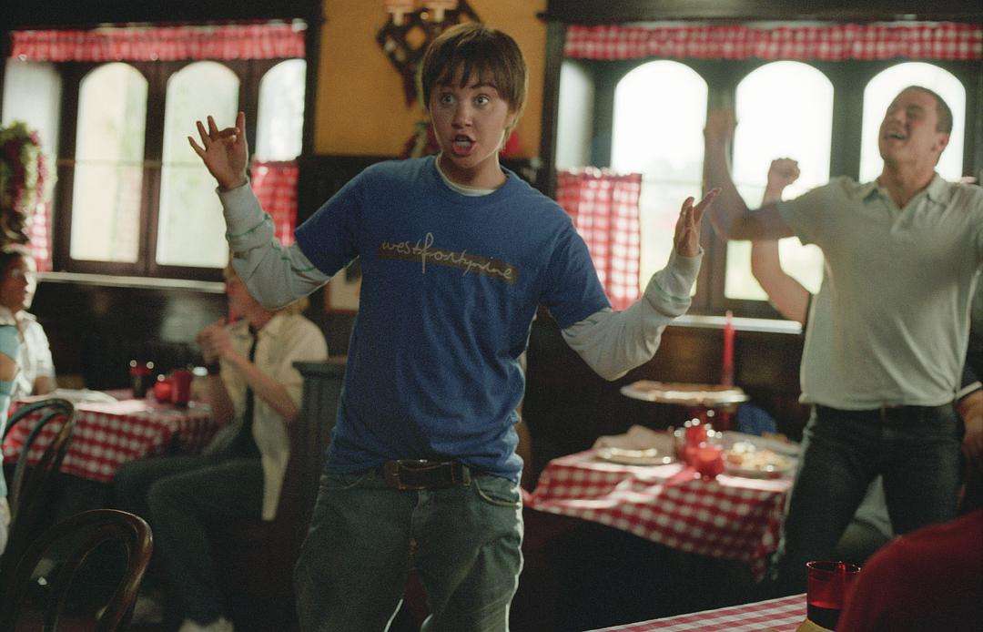 女孩女扮男装进入男生宿舍,女孩女扮男装进入男子学校的电影