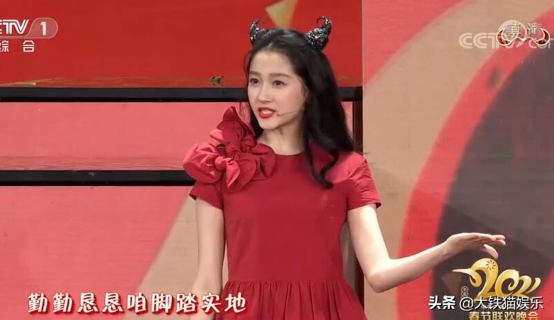 春晚造型不服不行！38岁佟丽娅，35岁杨幂，一身中国红都绝了