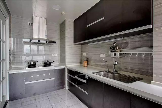 新中式装修配黑色皮沙发,128平装修风格客厅效果图