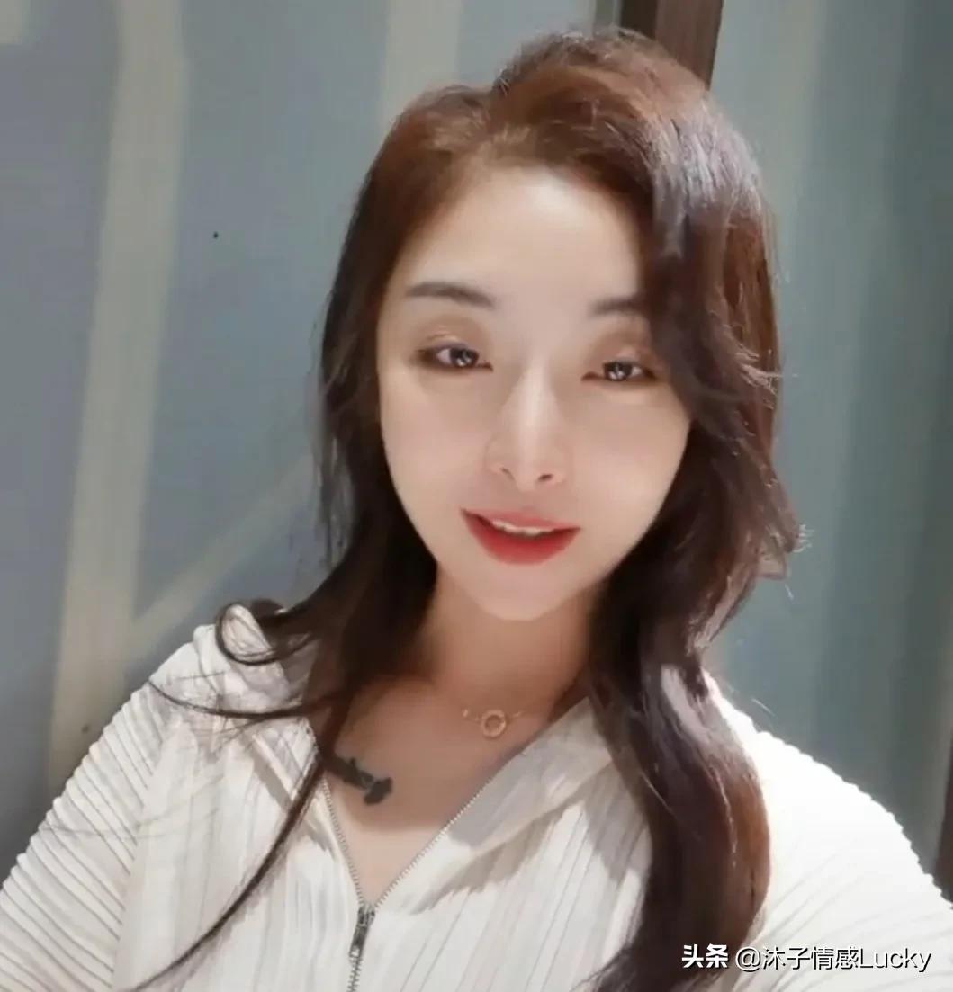 28岁怀孕三胞胎现状,未婚妈妈生下混血3胞胎新闻