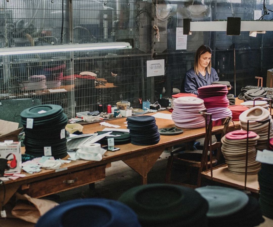 周冬雨少年的你演技混剪,少年的你幕后剧组陪周冬雨剃寸头