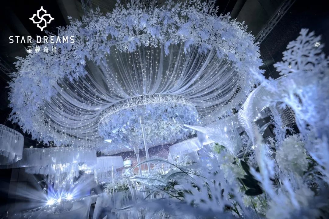 把深海的蔚蓝和小鹿眼里的星辰，都揉进了这场婚礼