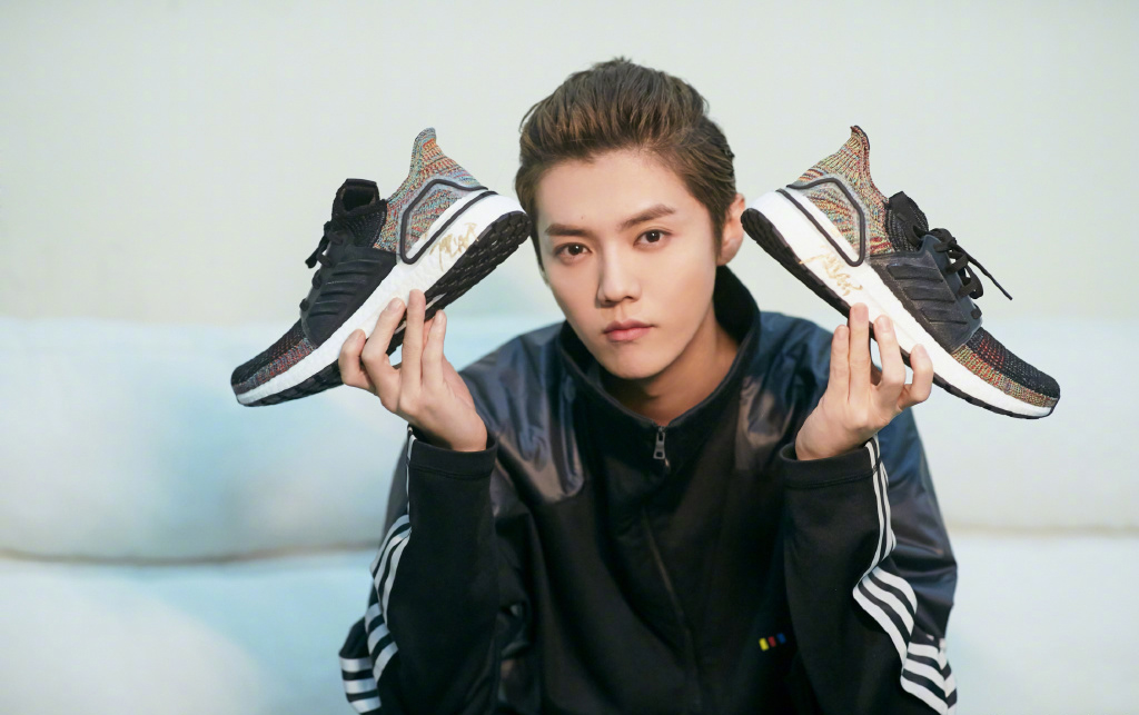 鹿晗穿过黑色运动鞋吗,鹿晗黑色装