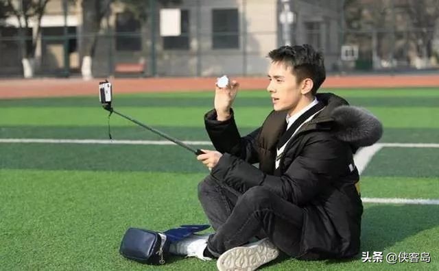 侠客岛：双11，看！那个抹口红的男人