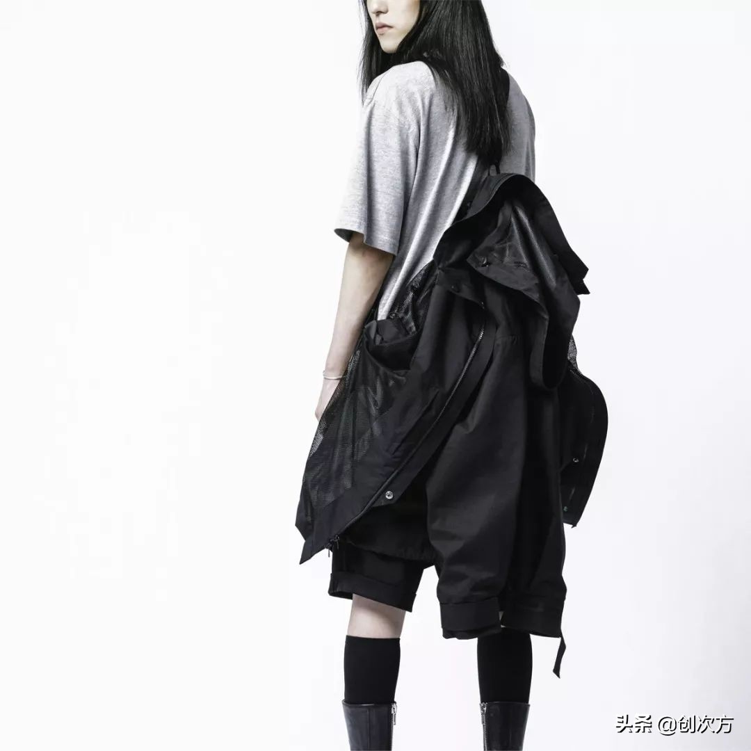 下雨可以穿漂亮的雨衣,下雨雨衣怎么穿不遮路