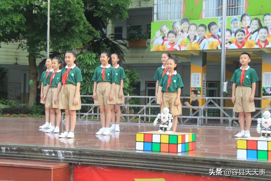 3000多名师生传递国旗为祖国庆生,万名师生用歌声庆祝祖国华诞