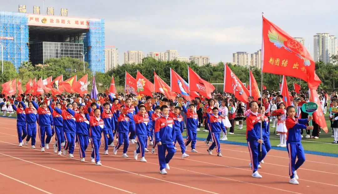 小学秋季田径运动会报道,运动少年展英姿