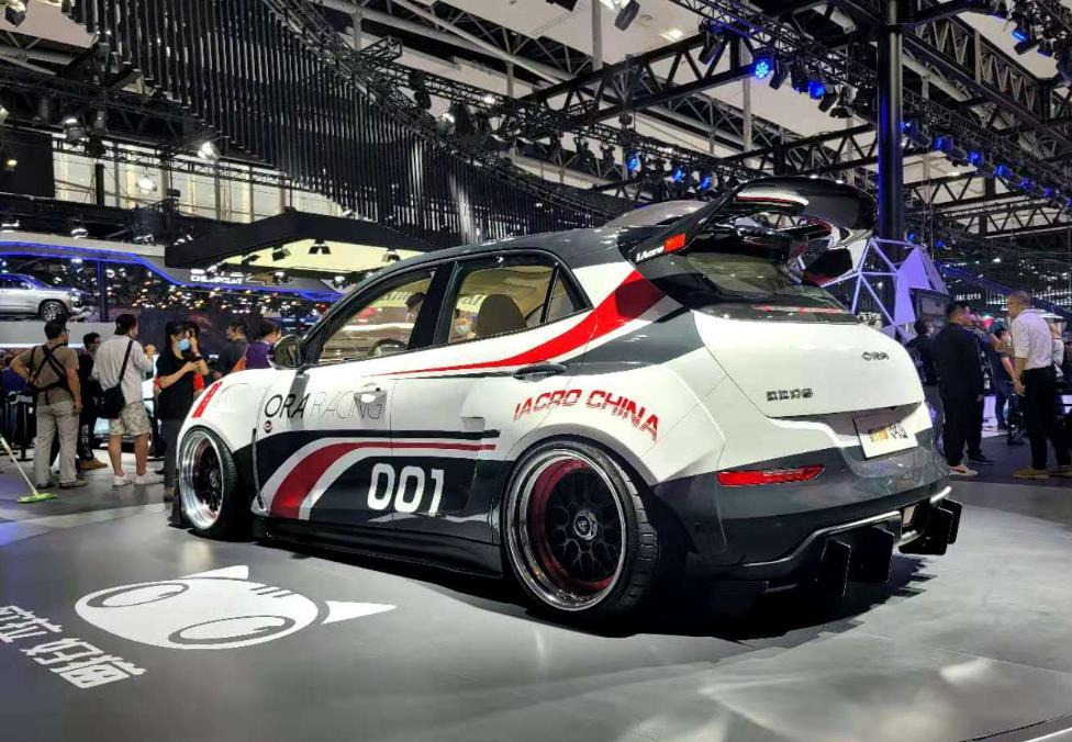 無限版飞度、好猫“如虎”，广州车展新车展台上的改装车也精彩