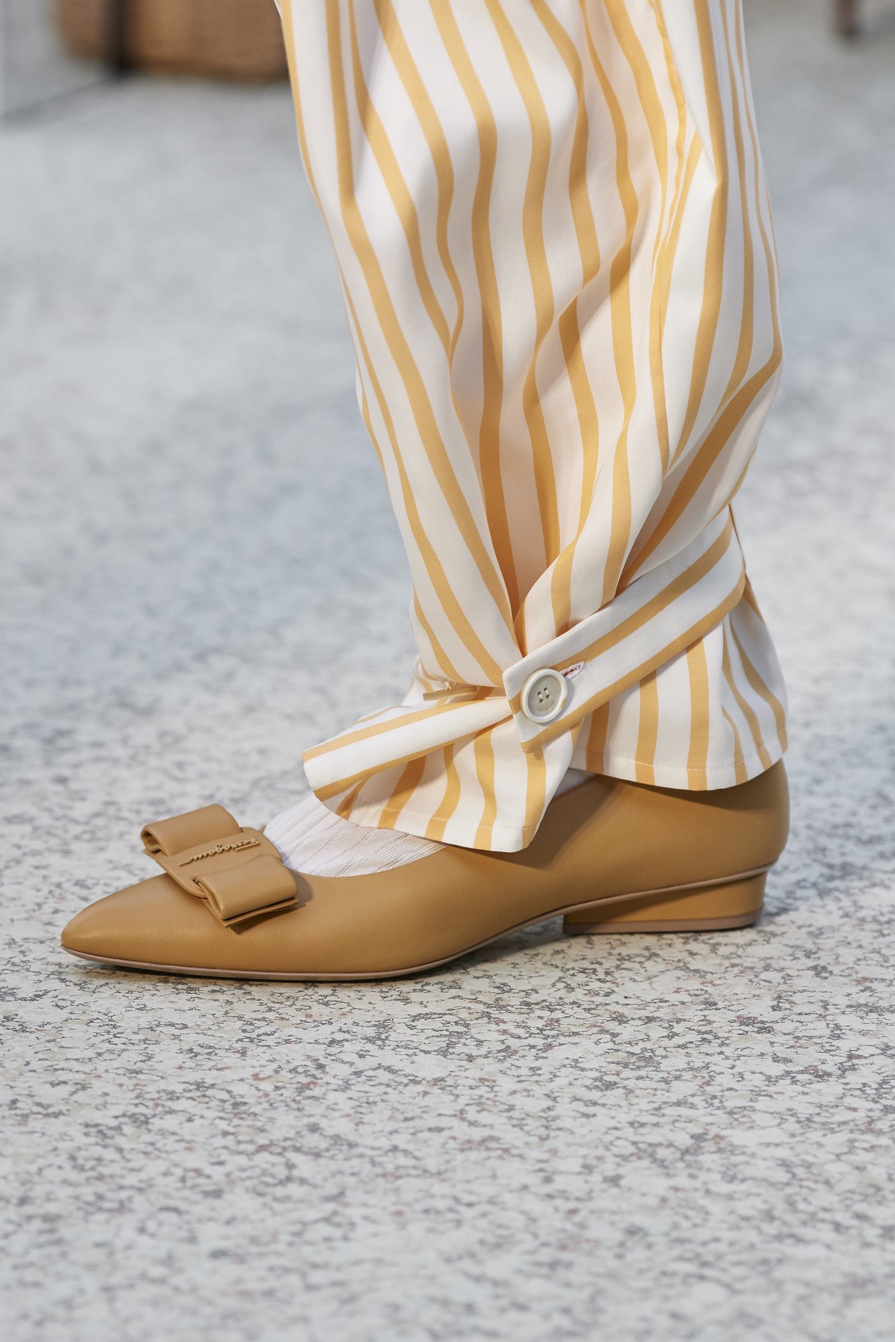 年底跑趴高跟鞋太痛？这十个平底鞋品牌优雅加分显腿长，值得投资