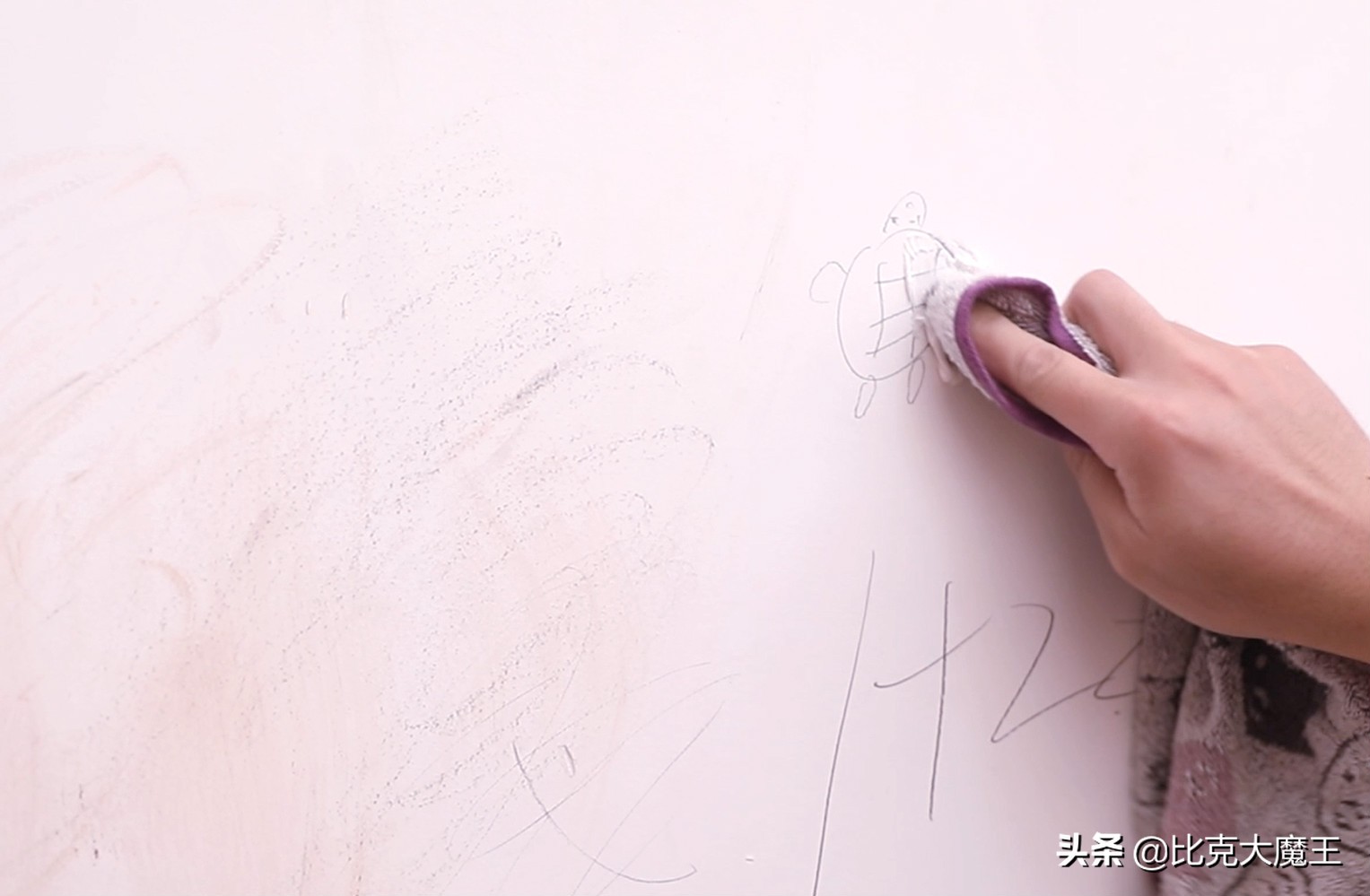 白墙脏了不用重新刷,墙壁上抹一点,简单擦一擦就干净,省力省事