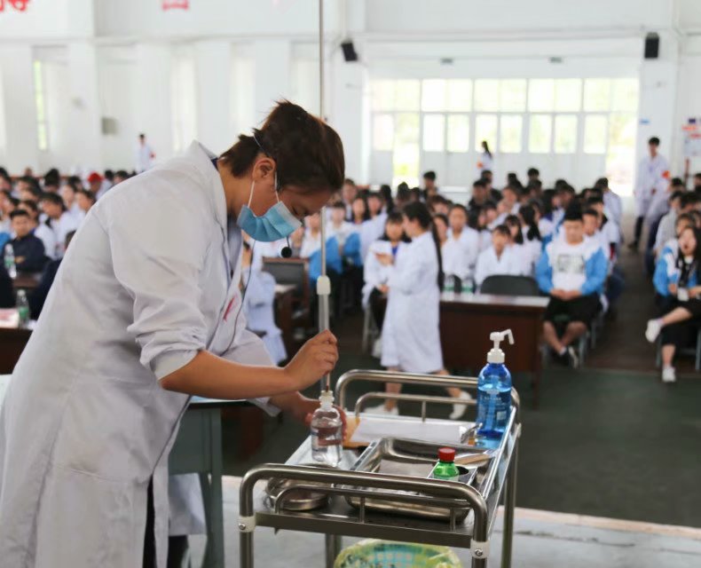 四川育英医养科技学校招生电话,四川育英医养科技学校报名费多少