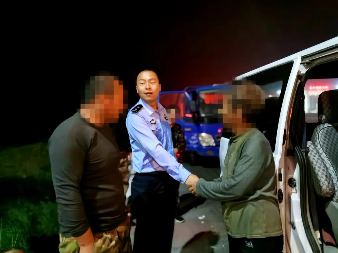 葫芦岛一男子犯夜游症凌晨敲窗民警驱车将人送回