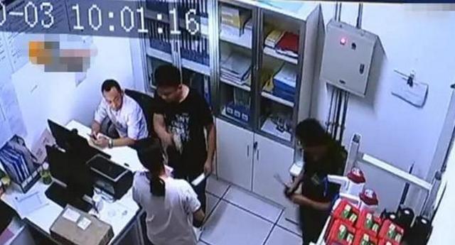 儿子买一袋盐花了50元,儿子买了1袋盐