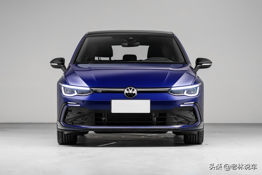 内饰沿袭老款车型设计,内饰变化